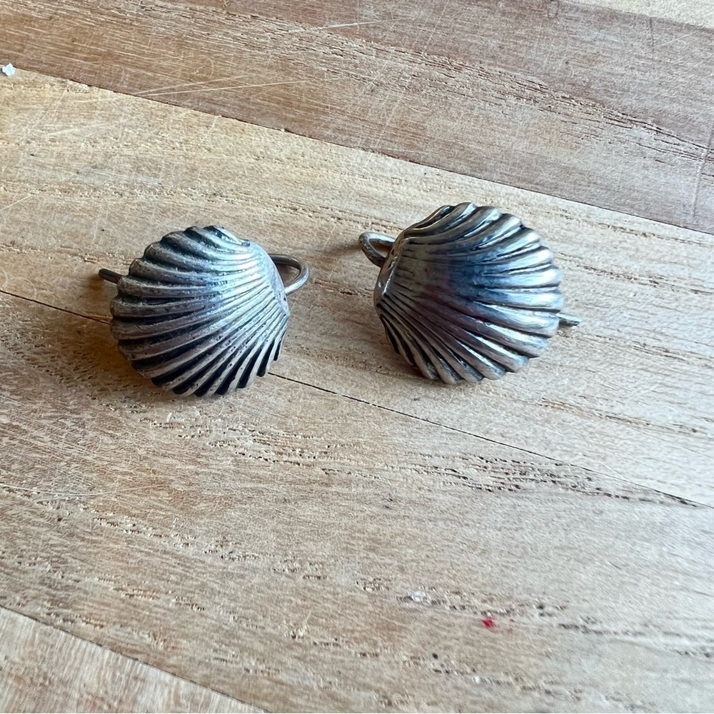 Vintage silver scallop seashell earrings on hooks - Picture 4 of 8